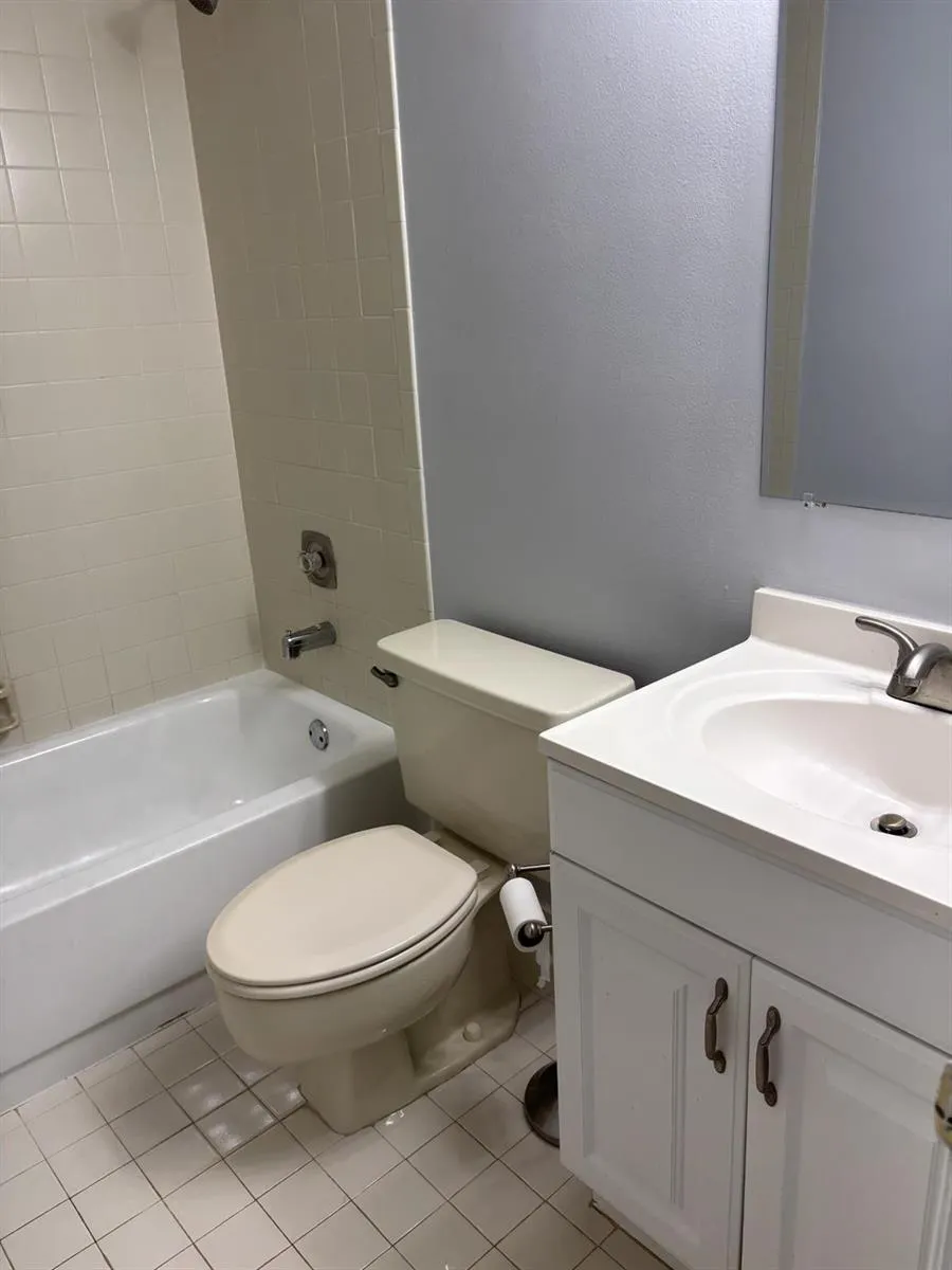 201 Lake Pointe Drive #107 Oakland Park, FL 33309