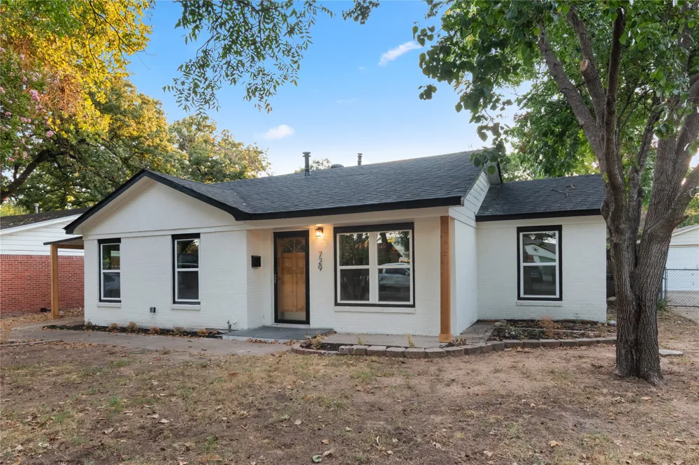729 Thersa Drive River Oaks, TX 76114