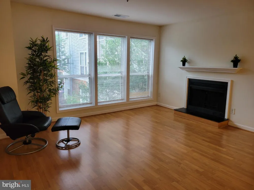 3178 SUMMIT SQUARE DRIVE #3-B12 Oakton, VA 22124