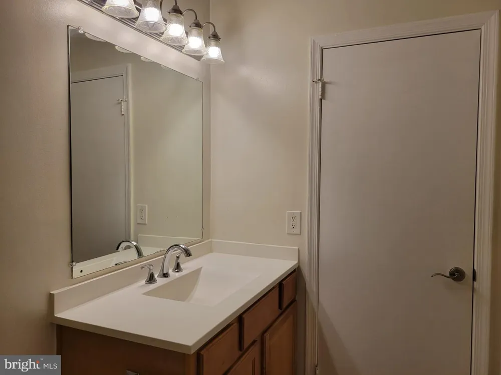 3178 SUMMIT SQUARE DRIVE #3-B12 Oakton, VA 22124
