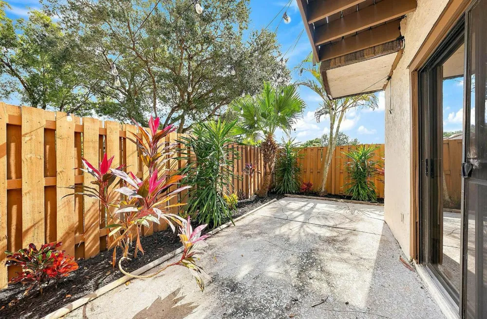 4012 PALM BAY CIRCLE #D West Palm Beach, FL 33406