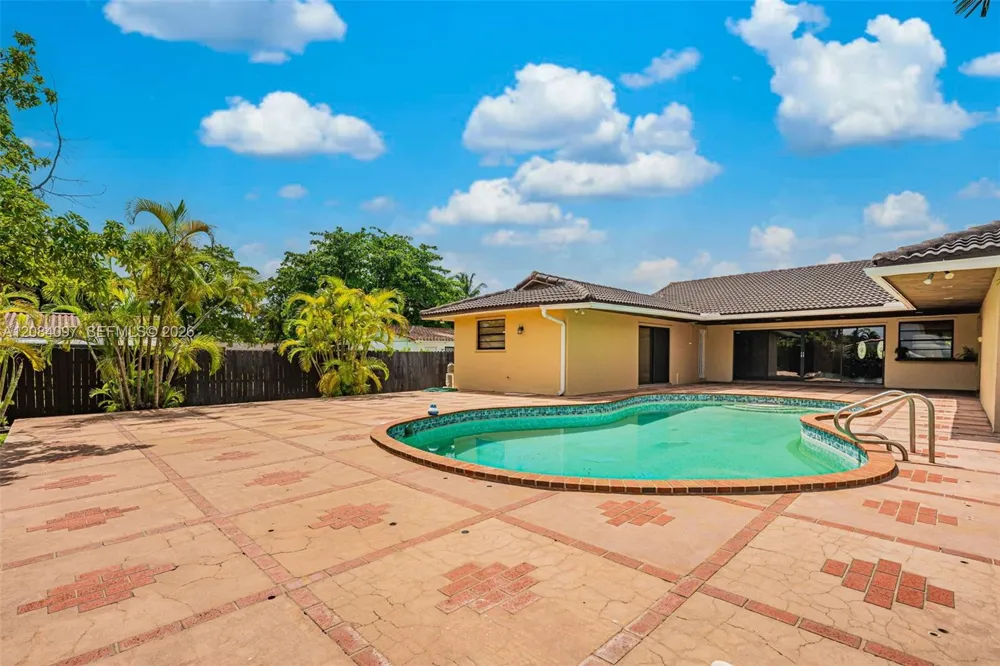 9951 SW 30th St Miami, FL 33165