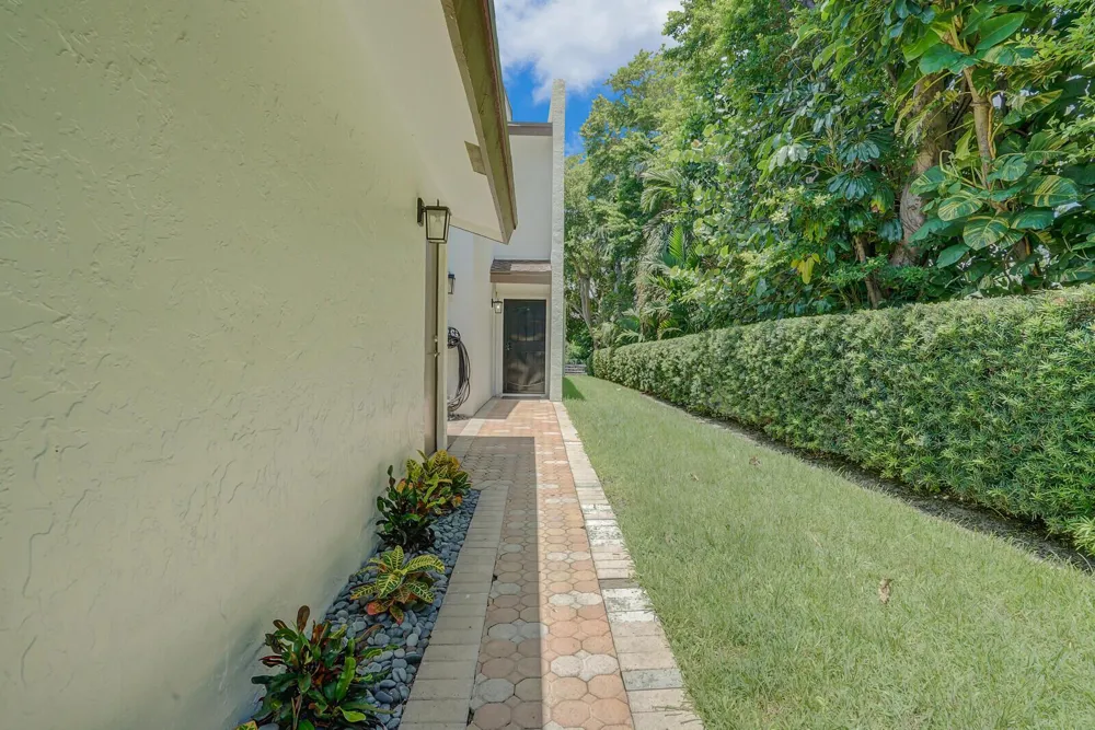 1301 RIVERSIDE DRIVE #19 Pompano Beach, FL 33062