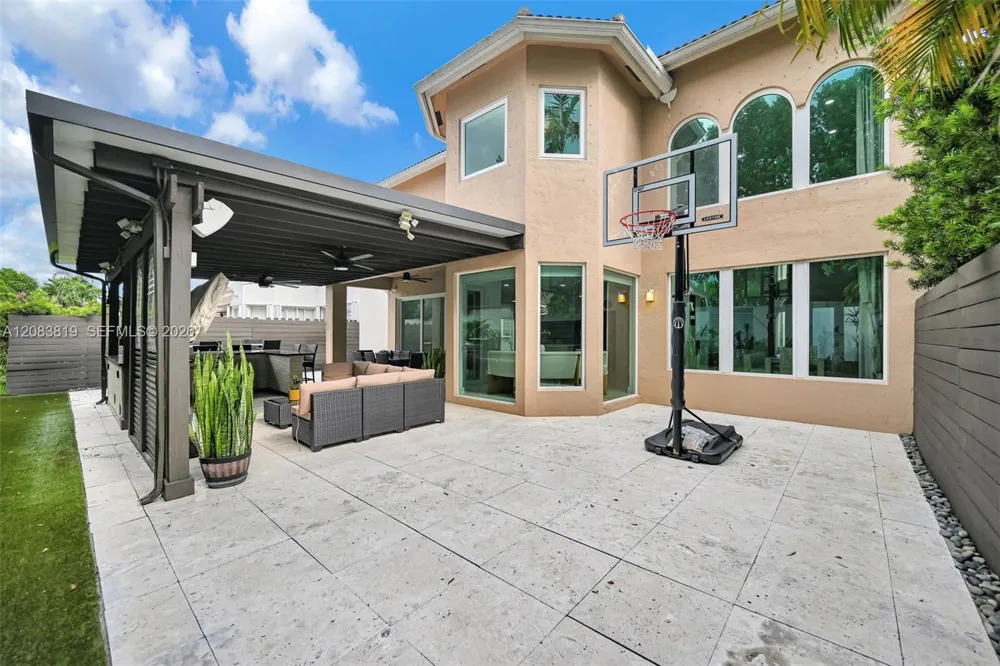 10957 NW 73rd Ter Doral, FL 33178