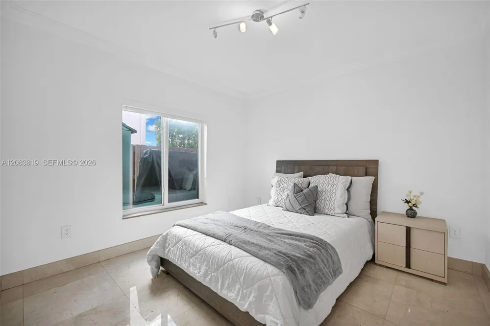 10957 NW 73rd Ter Doral, FL 33178
