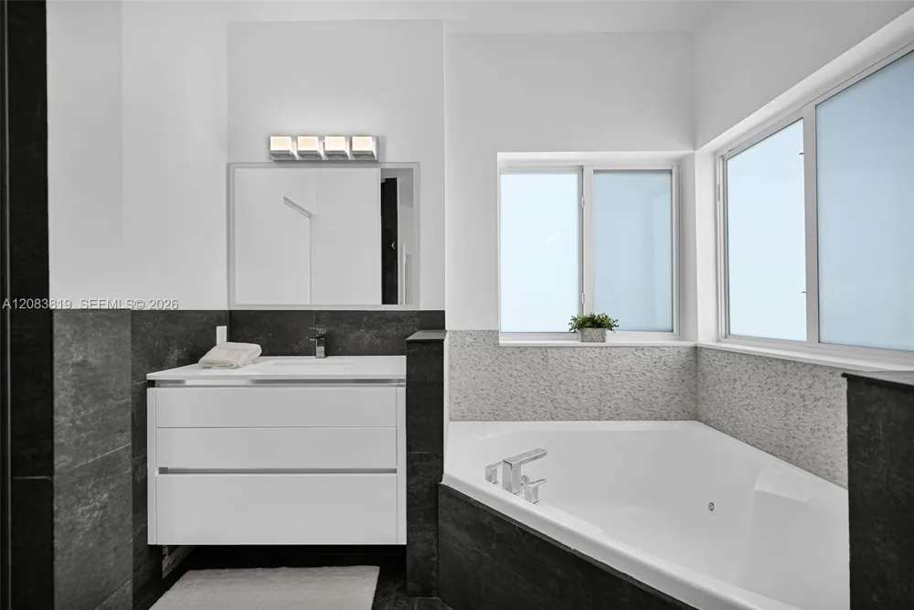 10957 NW 73rd Ter Doral, FL 33178