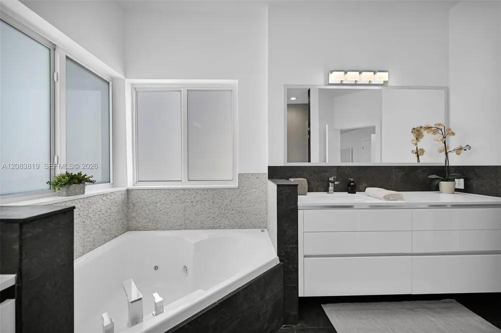 10957 NW 73rd Ter Doral, FL 33178