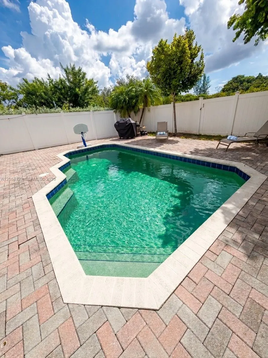 878 NE 191st St Miami, FL 33179
