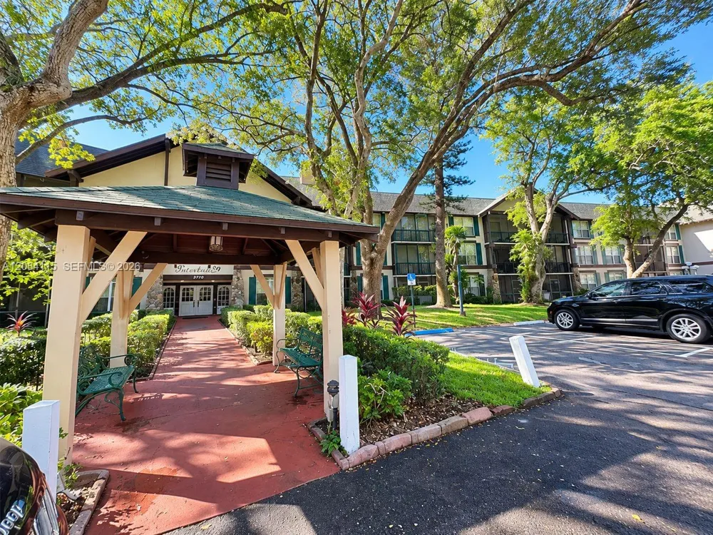 3720 Inverrary Dr #1N Lauderhill, FL 33319