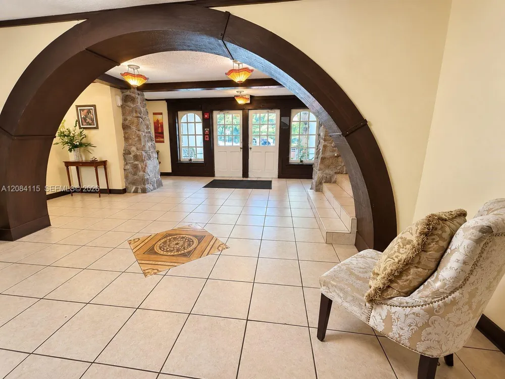 3720 Inverrary Dr #1N Lauderhill, FL 33319