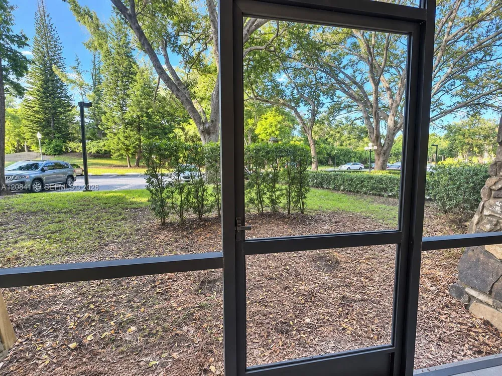 3720 Inverrary Dr #1N Lauderhill, FL 33319