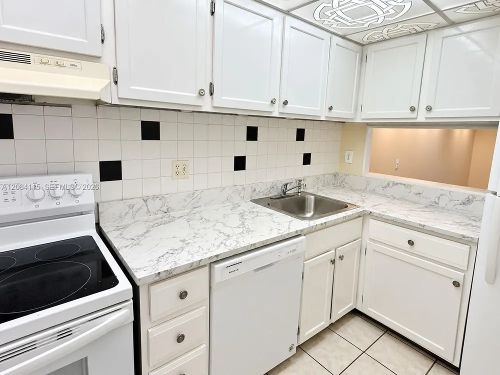 3720 Inverrary Dr #1N Lauderhill, FL 33319