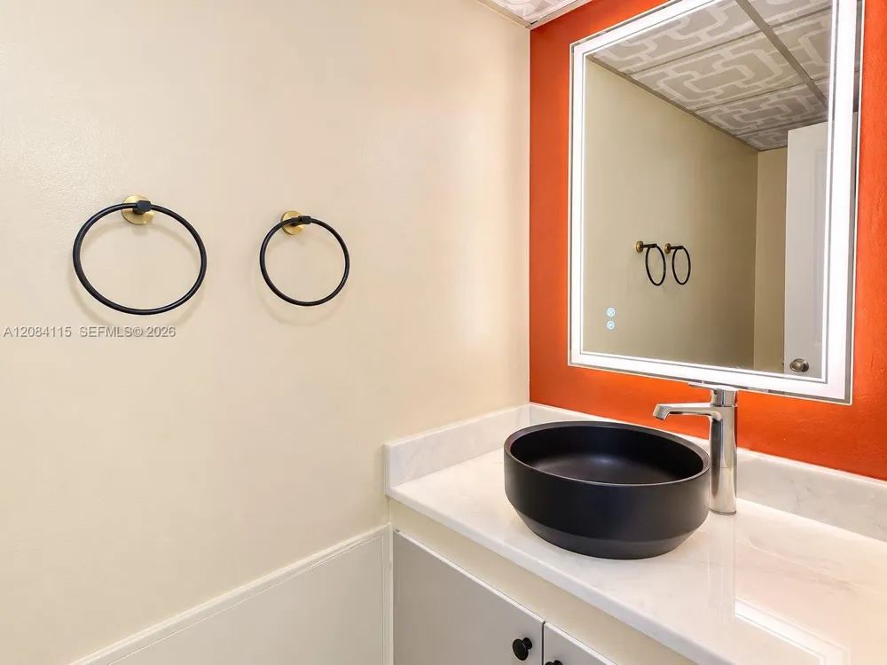 3720 Inverrary Dr #1N Lauderhill, FL 33319