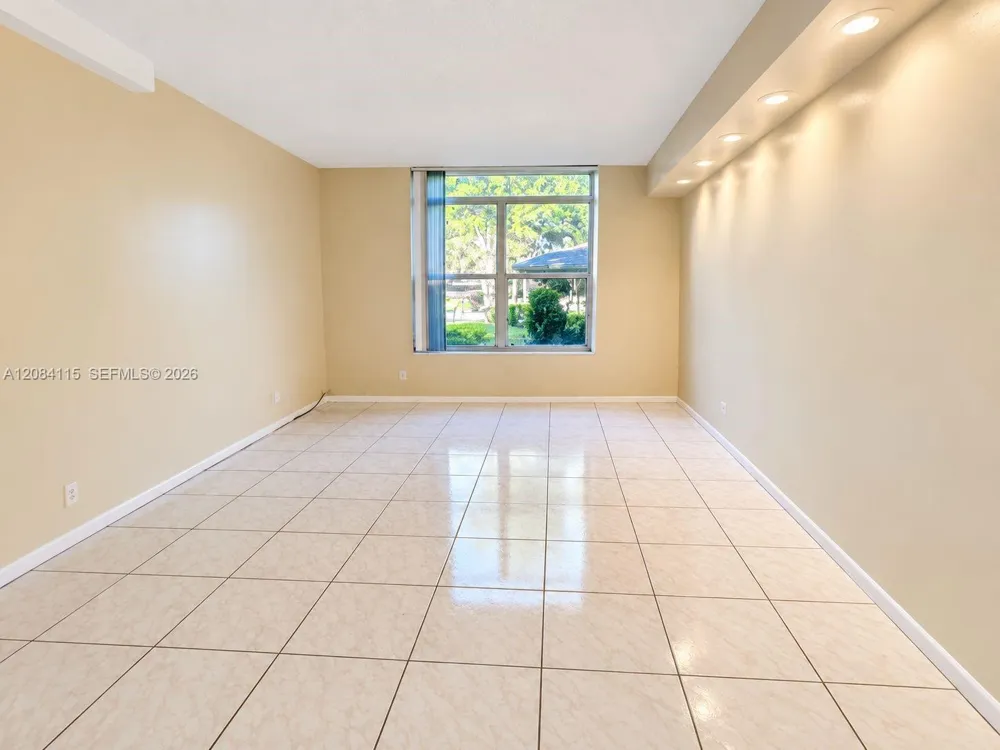 3720 Inverrary Dr #1N Lauderhill, FL 33319