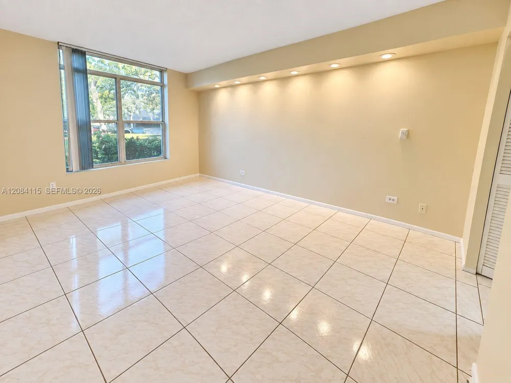 3720 Inverrary Dr #1N Lauderhill, FL 33319