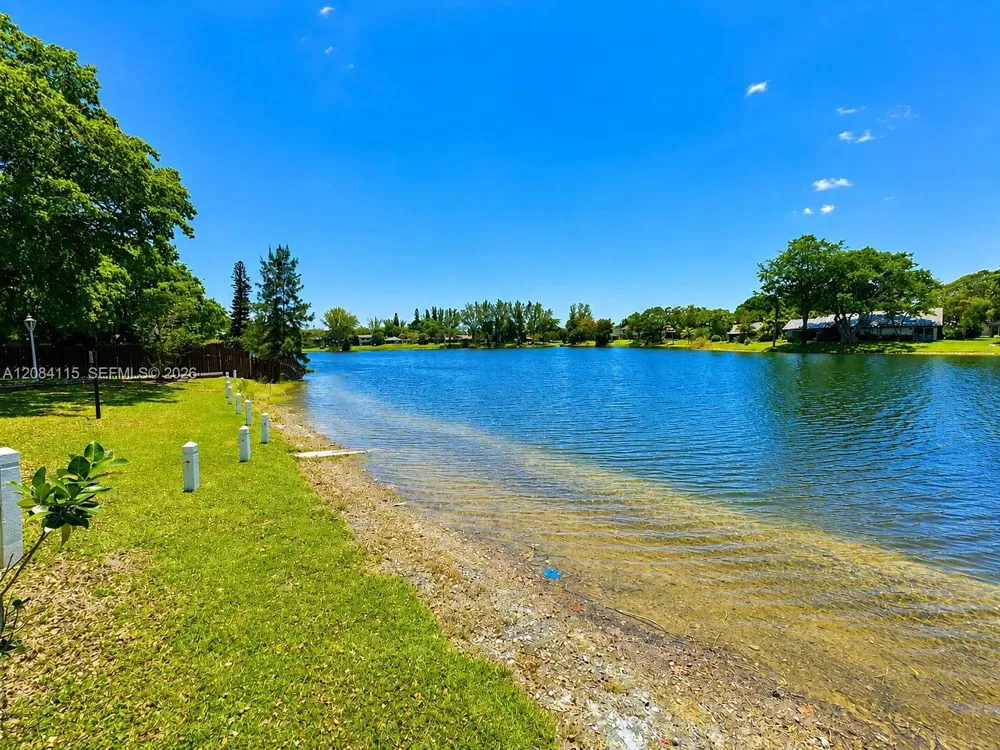 3720 Inverrary Dr #1N Lauderhill, FL 33319