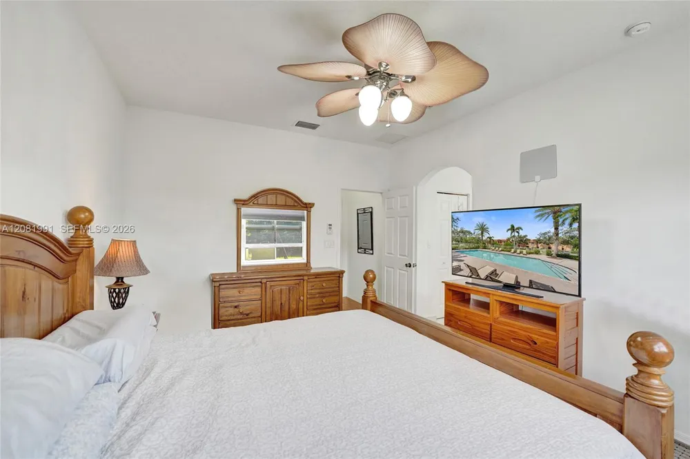 953 SW 143rd Ave Pembroke Pines, FL 33027