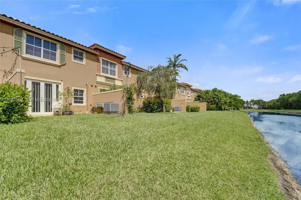 953 SW 143rd Ave Pembroke Pines, FL 33027