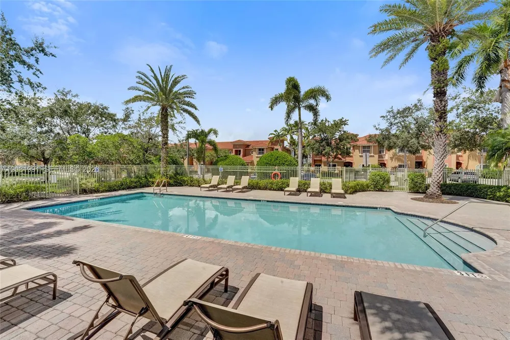 953 SW 143rd Ave Pembroke Pines, FL 33027