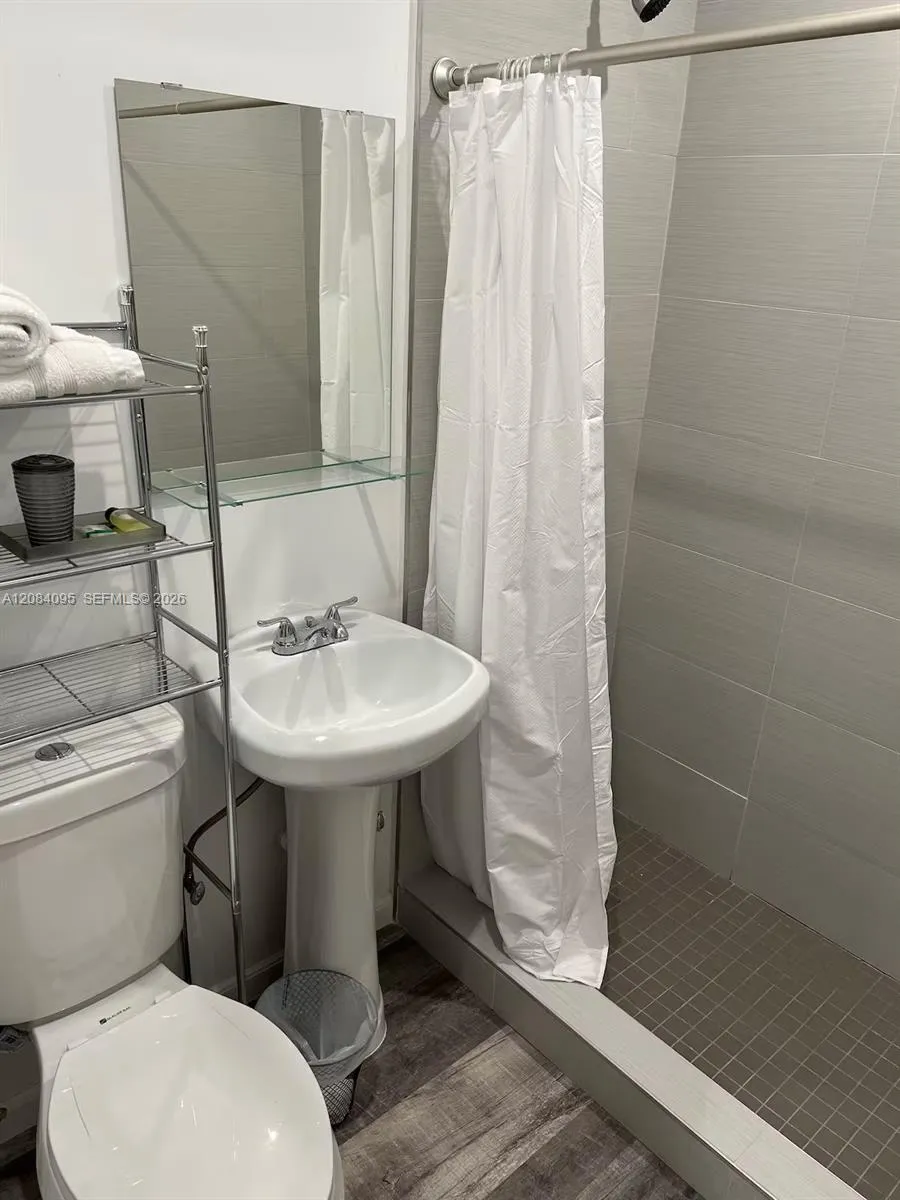 2285 NW 2nd St #5 Miami, FL 33125