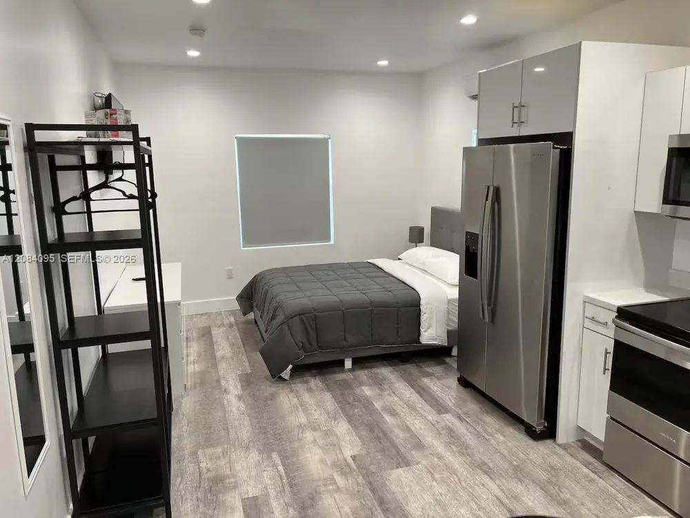 2285 NW 2nd St #5 Miami, FL 33125