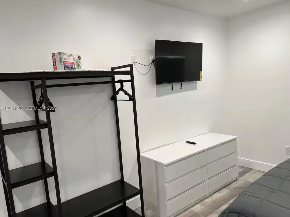 2285 NW 2nd St #5 Miami, FL 33125