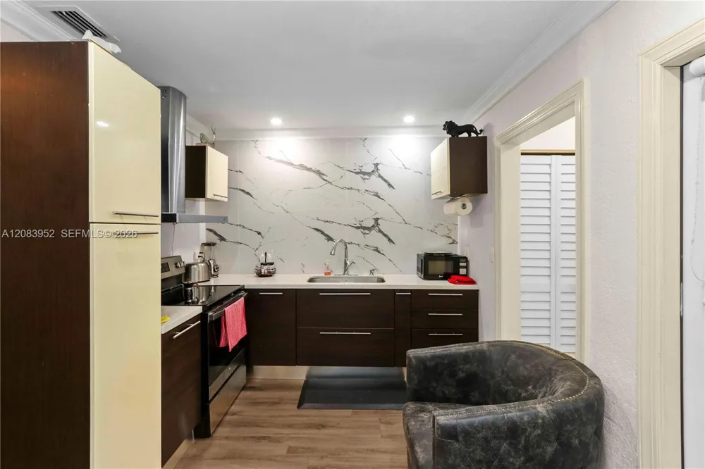 2530 SW 27th St Miami, FL 33133