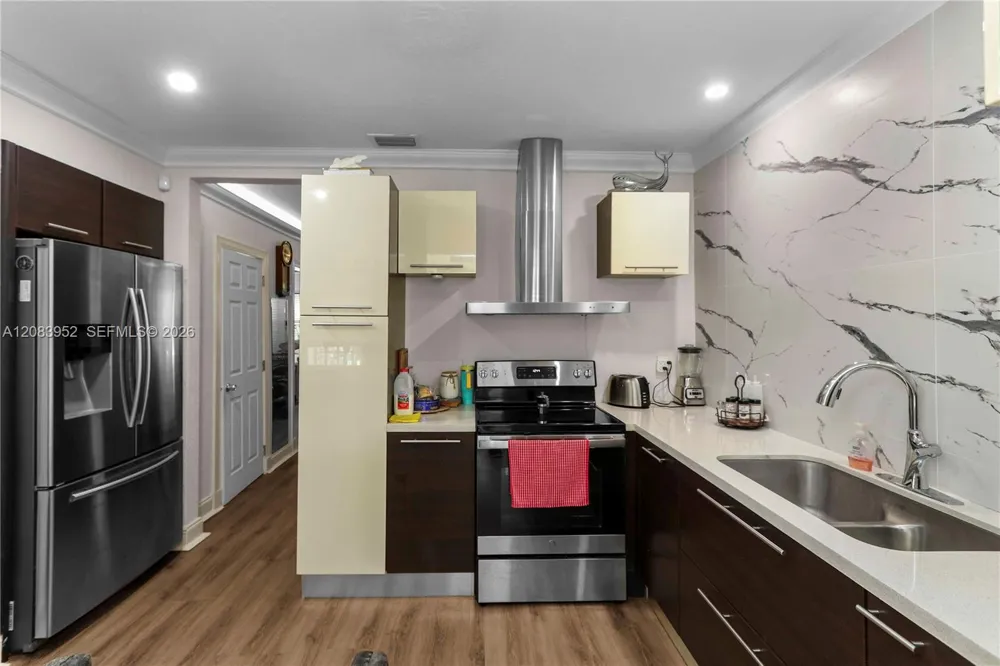 2530 SW 27th St Miami, FL 33133