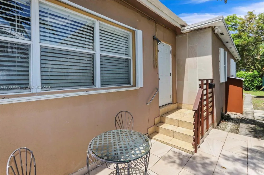 2530 SW 27th St Miami, FL 33133