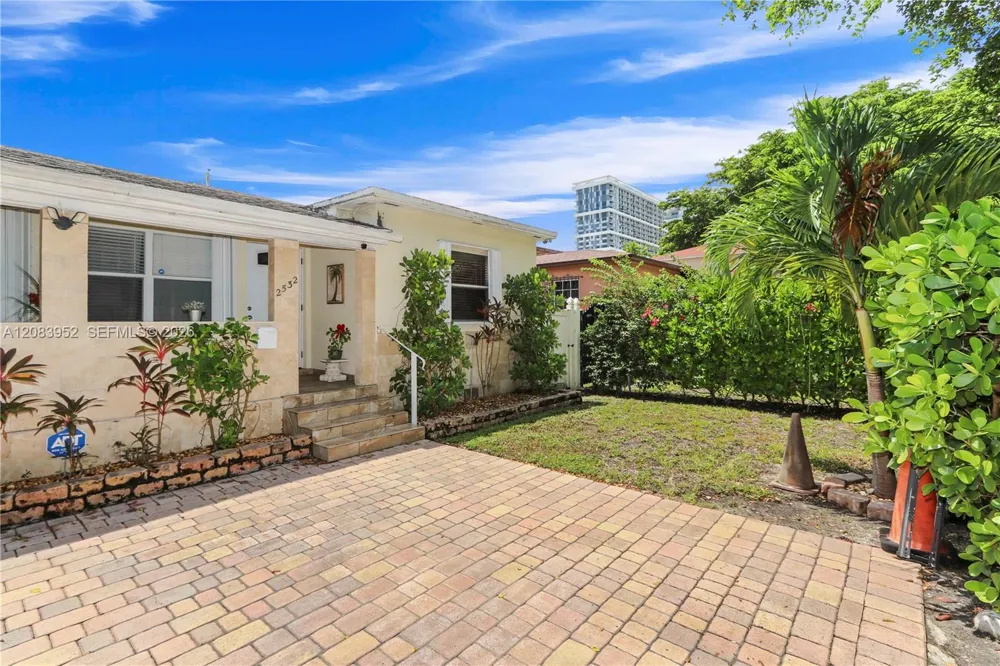 2530 SW 27th St Miami, FL 33133