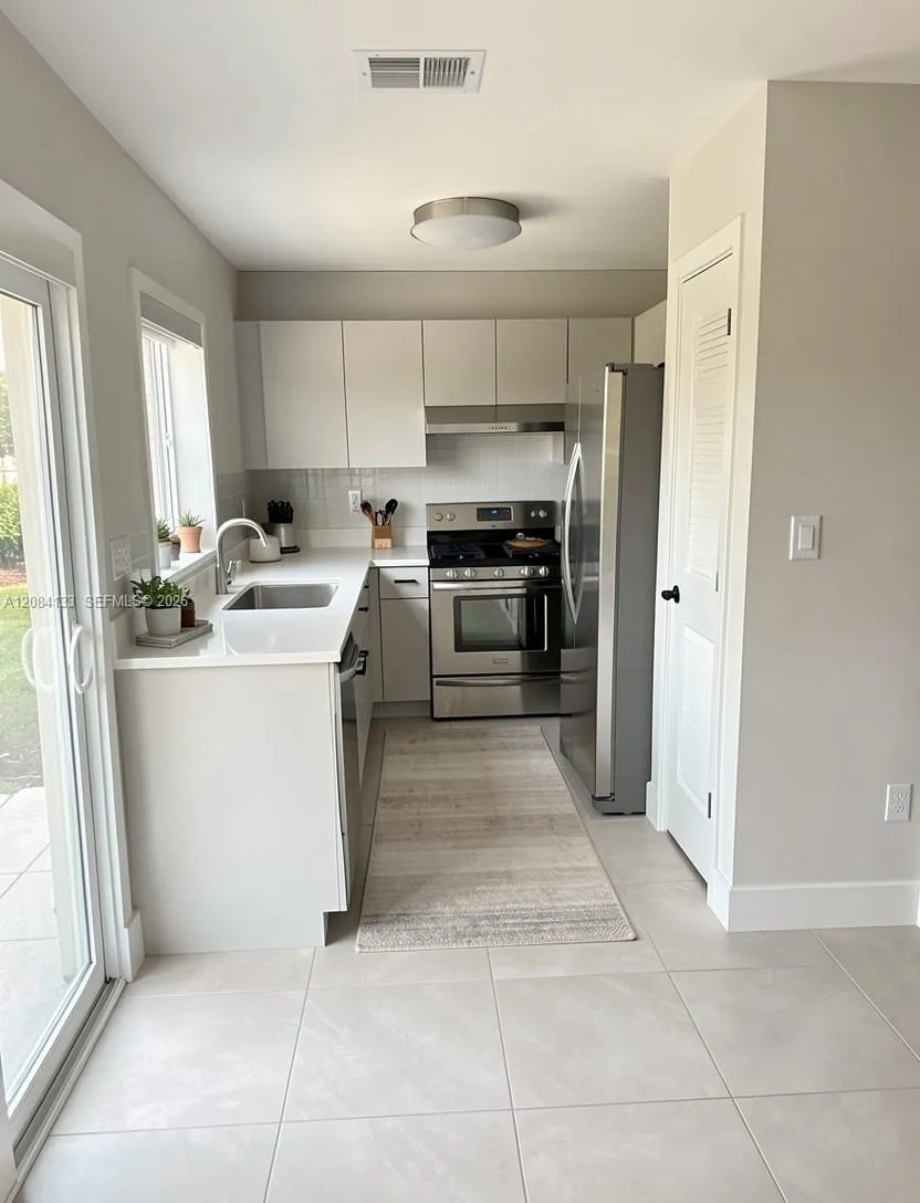 9136 NW 192nd Ter Hialeah, FL 33018