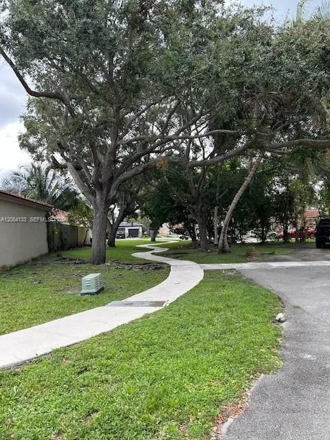 9136 NW 192nd Ter Hialeah, FL 33018