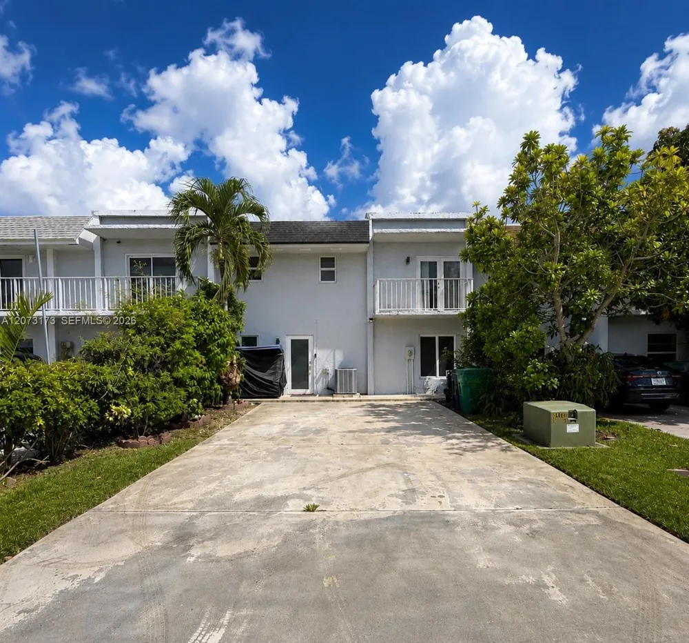11221 SW 33rd Cir Pl Miami, FL 33165