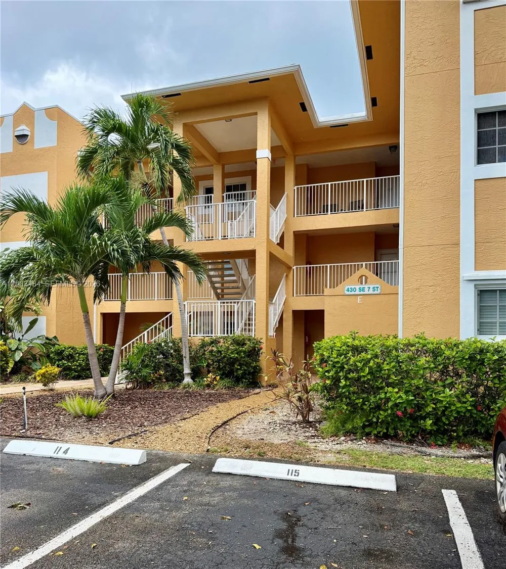430 SE 7th St #304E Dania Beach, FL 33004