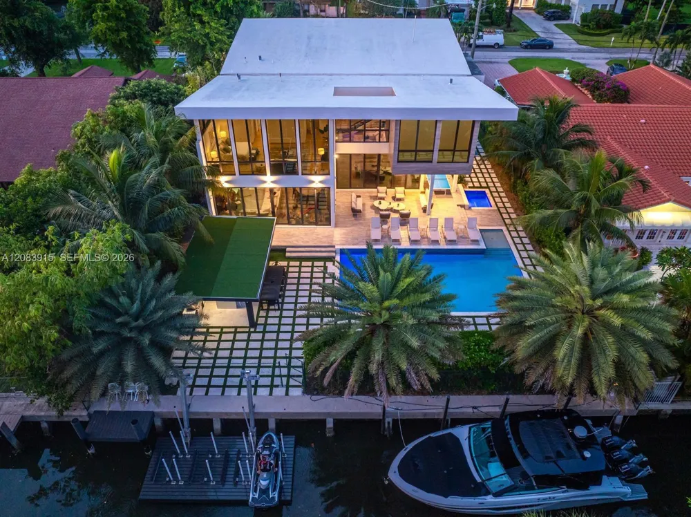 521 Holiday Dr Hallandale Beach, FL 33009