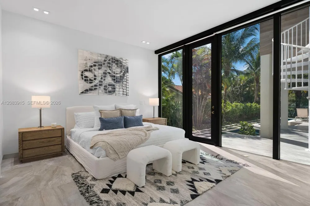 521 Holiday Dr Hallandale Beach, FL 33009