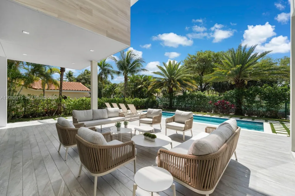 521 Holiday Dr Hallandale Beach, FL 33009