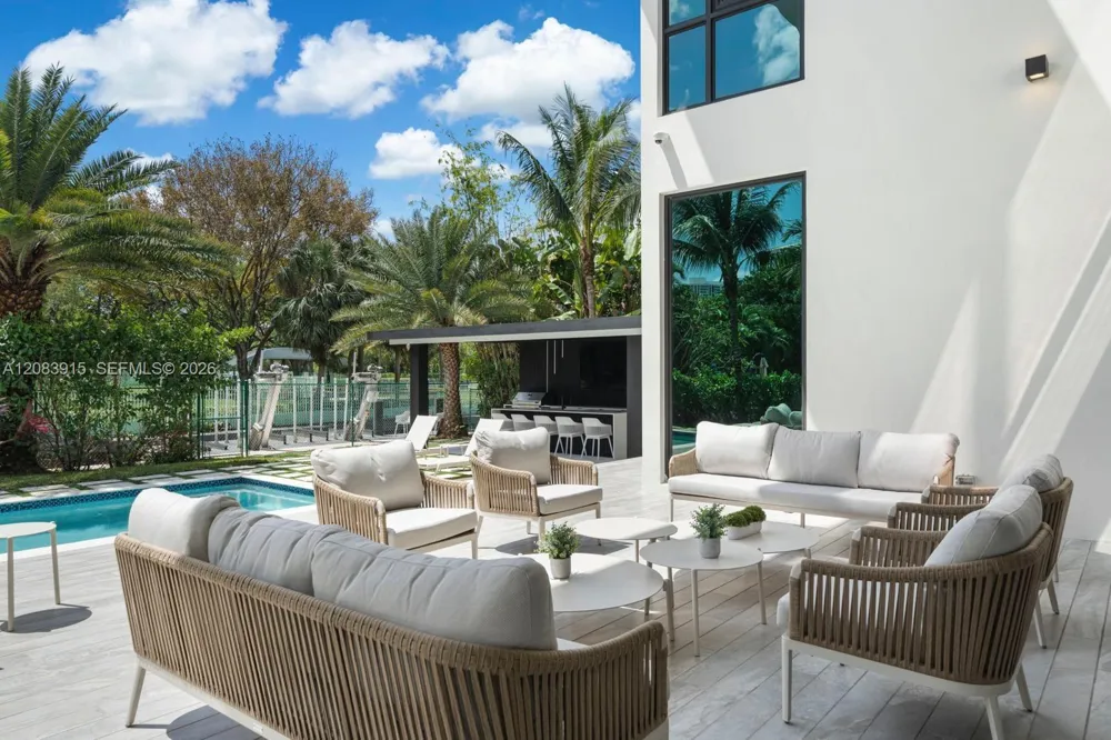 521 Holiday Dr Hallandale Beach, FL 33009