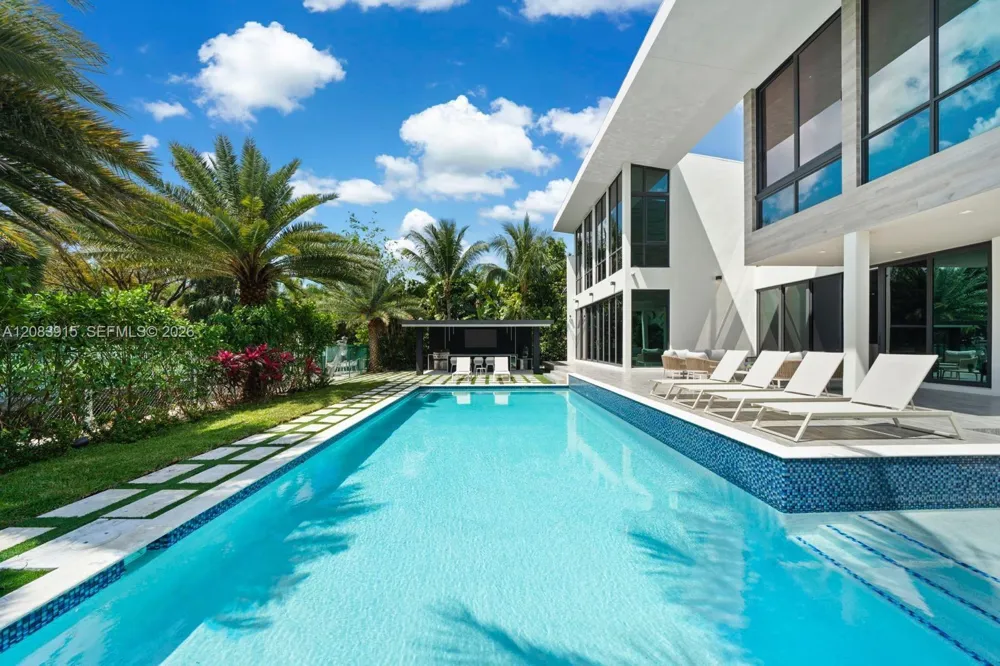 521 Holiday Dr Hallandale Beach, FL 33009