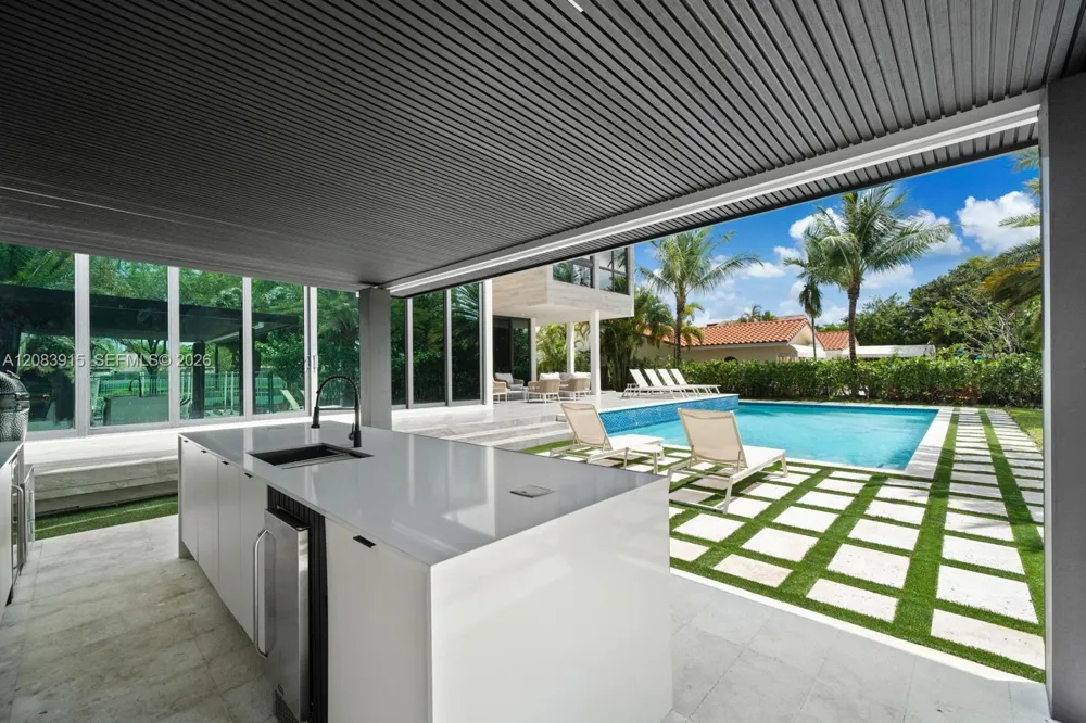 521 Holiday Dr Hallandale Beach, FL 33009
