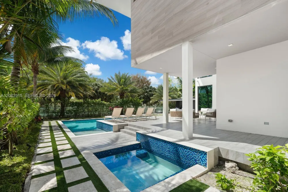 521 Holiday Dr Hallandale Beach, FL 33009