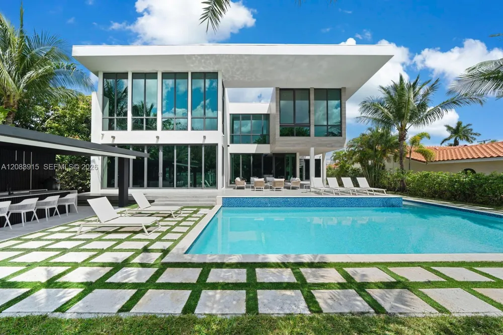 521 Holiday Dr Hallandale Beach, FL 33009