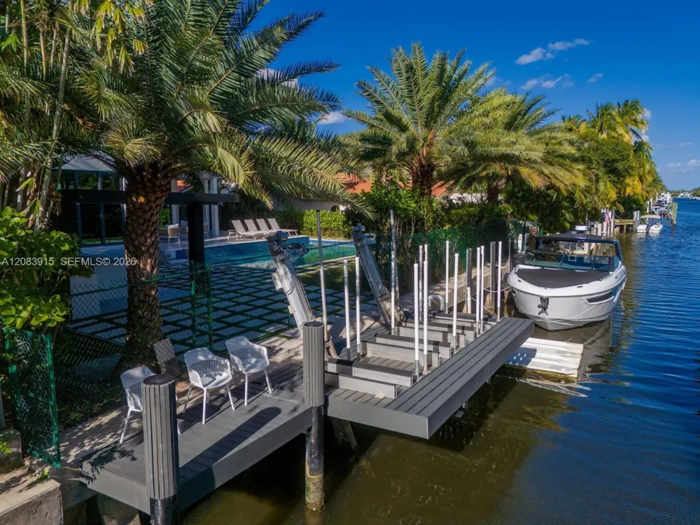 521 Holiday Dr Hallandale Beach, FL 33009