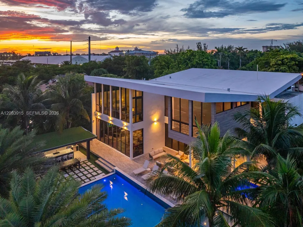 521 Holiday Dr Hallandale Beach, FL 33009