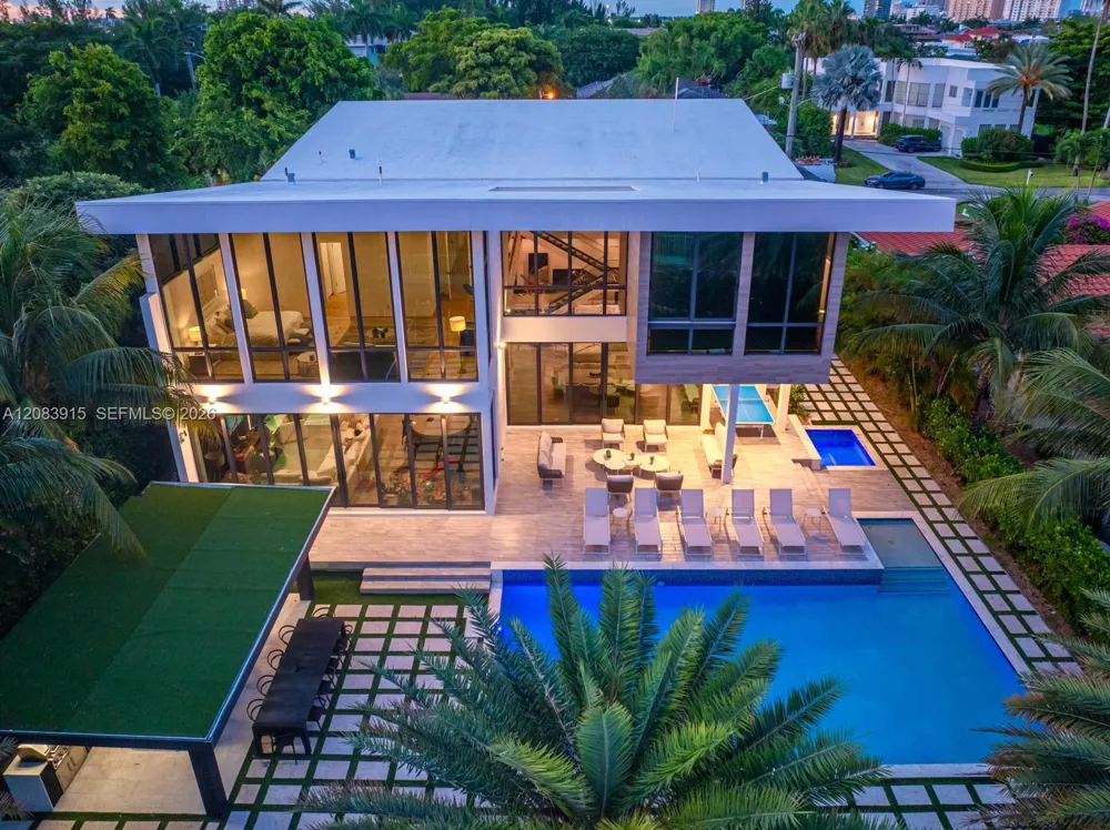 521 Holiday Dr Hallandale Beach, FL 33009