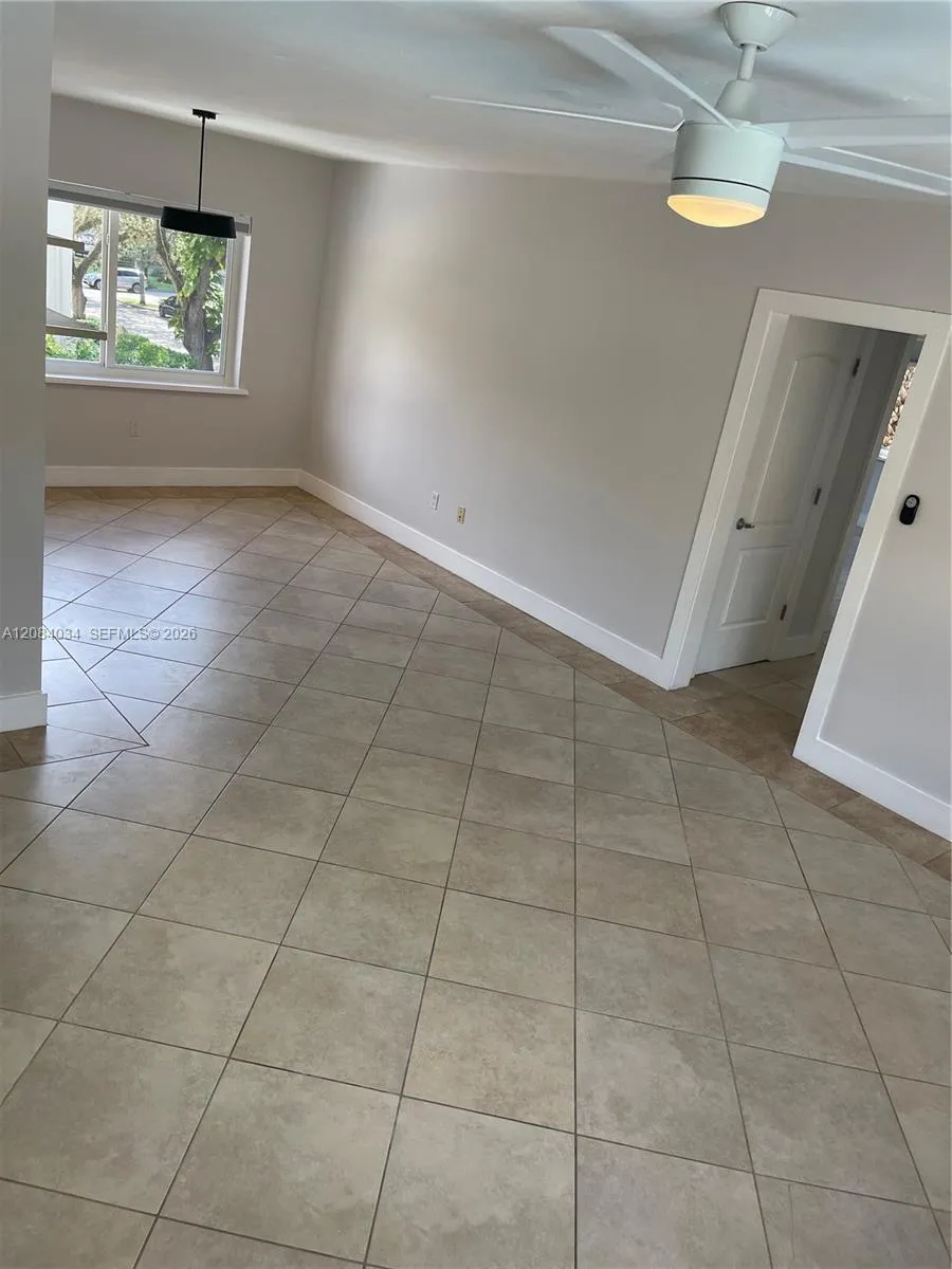 125 Edgewater Dr #14 Coral Gables, FL 33133
