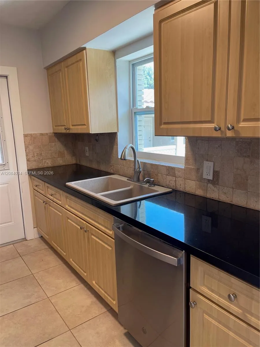 125 Edgewater Dr #14 Coral Gables, FL 33133