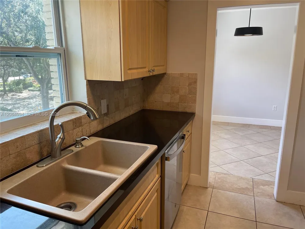 125 Edgewater Dr #14 Coral Gables, FL 33133