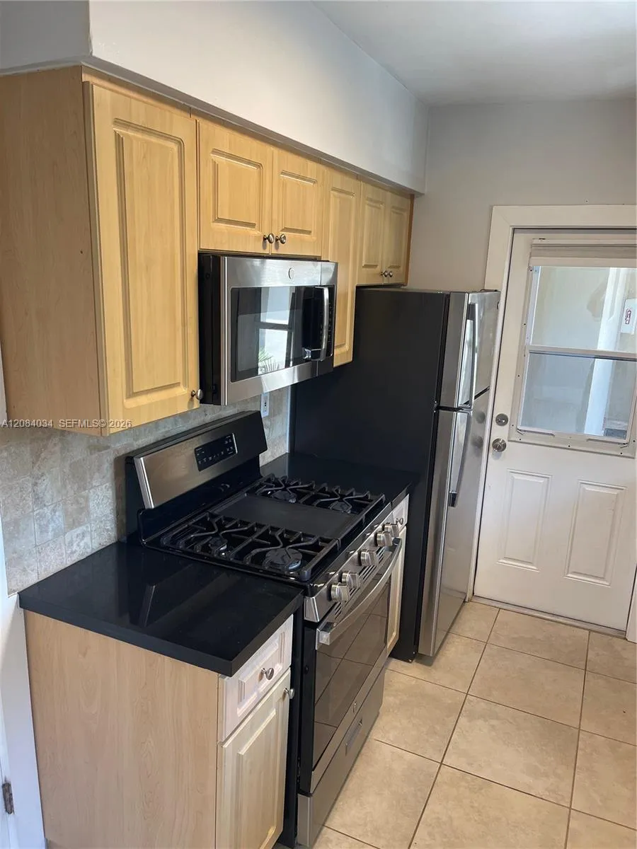 125 Edgewater Dr #14 Coral Gables, FL 33133