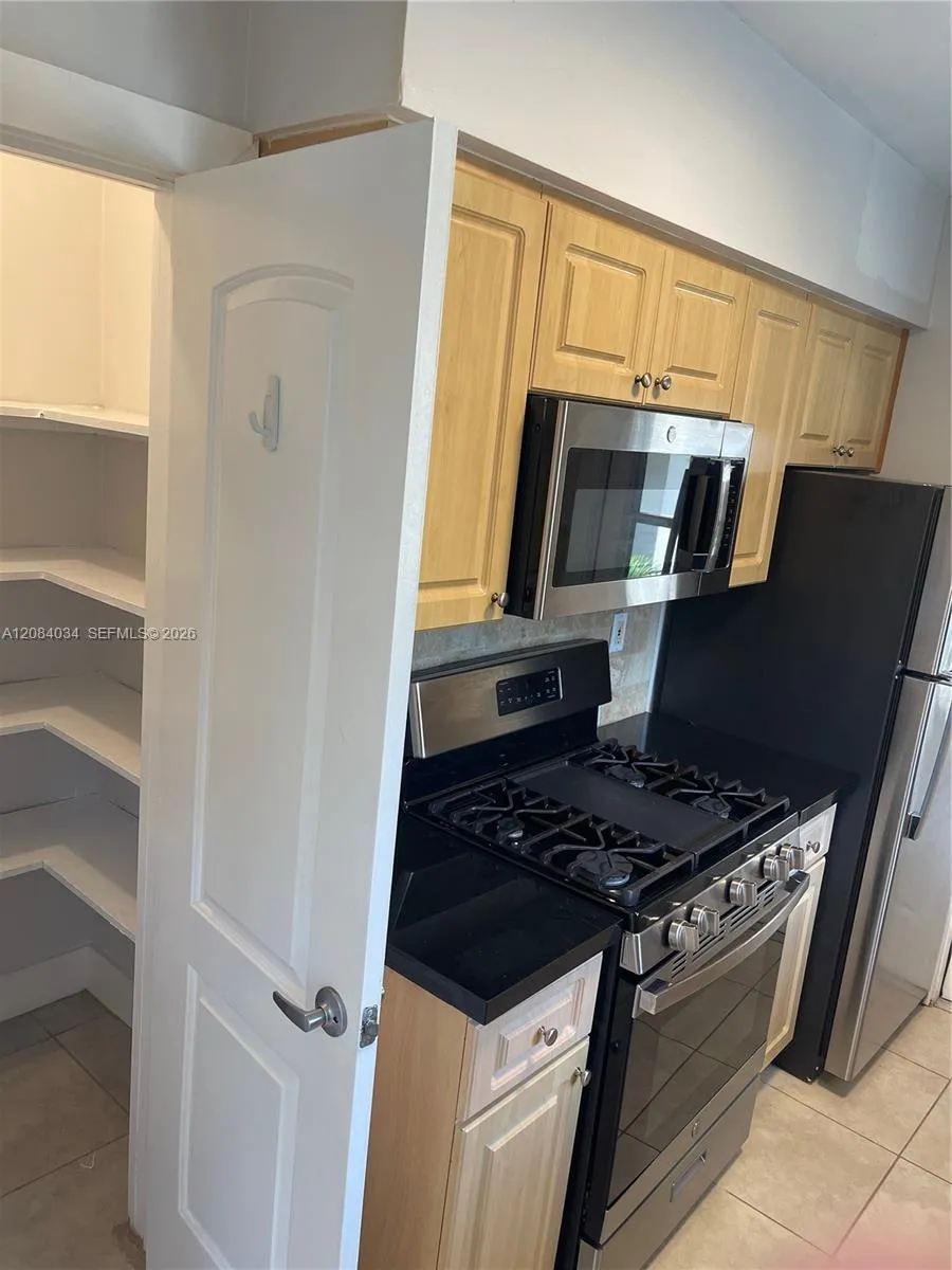 125 Edgewater Dr #14 Coral Gables, FL 33133